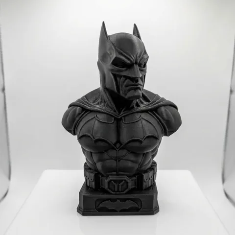 Busto do cavaleiro das trevas preto sobre pedestal