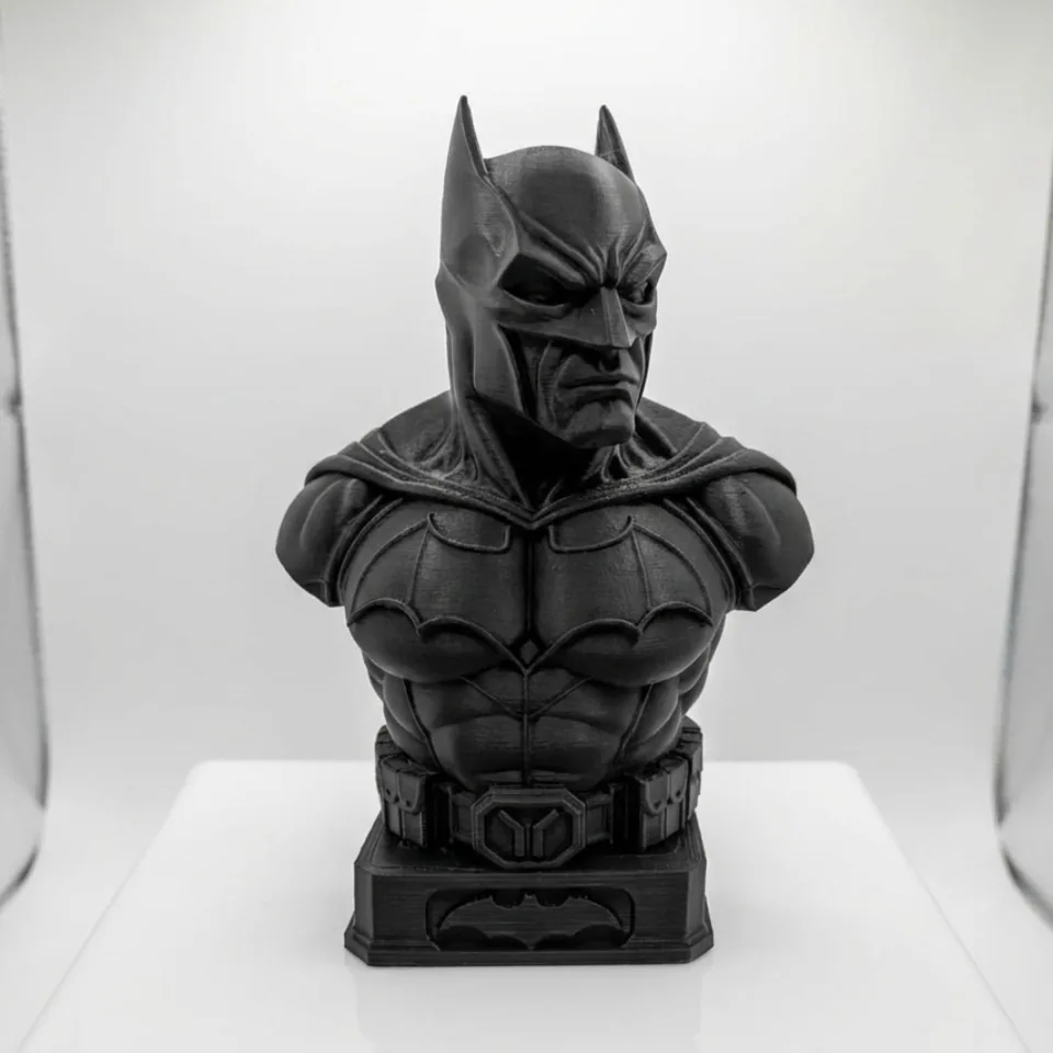 Busto do cavaleiro das trevas preto sobre pedestal