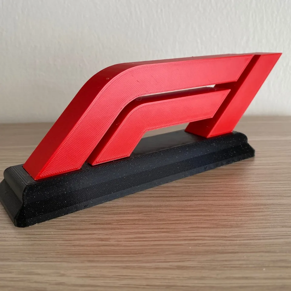 Display do logo F1 vermelho sobre base preta