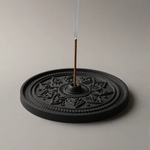Incensário mandala preto com incenso aceso ao centro
