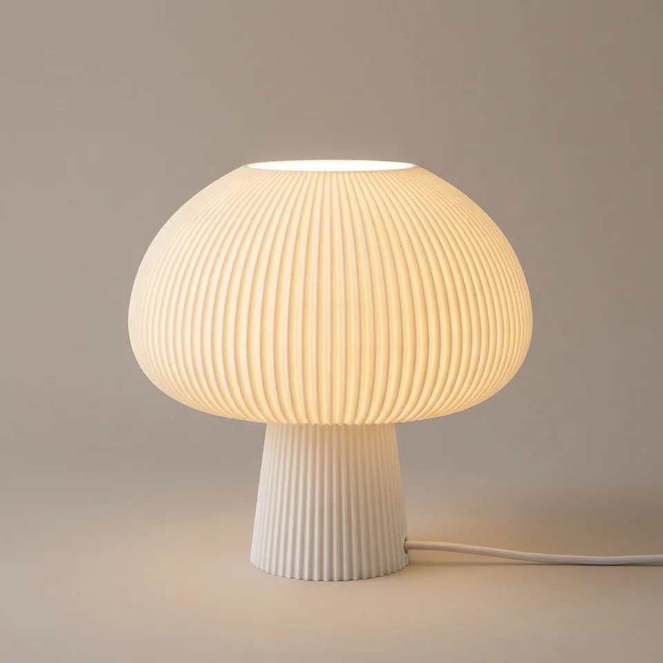 Luminária cogumelo branca acesa com a luz passando pelas ranhuras da cúpula